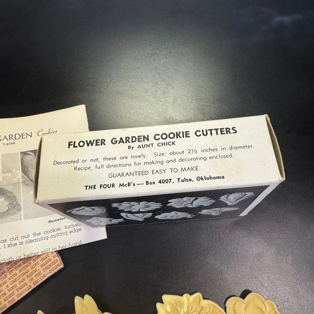 Aunt Chick Flower Garden Cookie Cutters Set Yellow Vintage 1950s Kitchenware